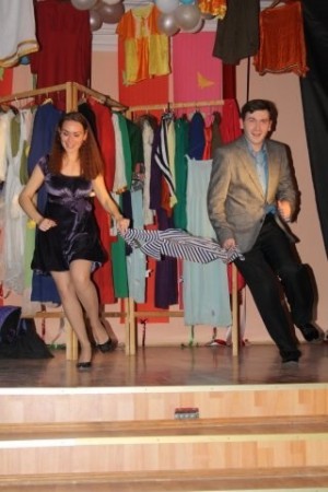 А это ведущие Ирина Шестова и Дмитрий Овчаренко 